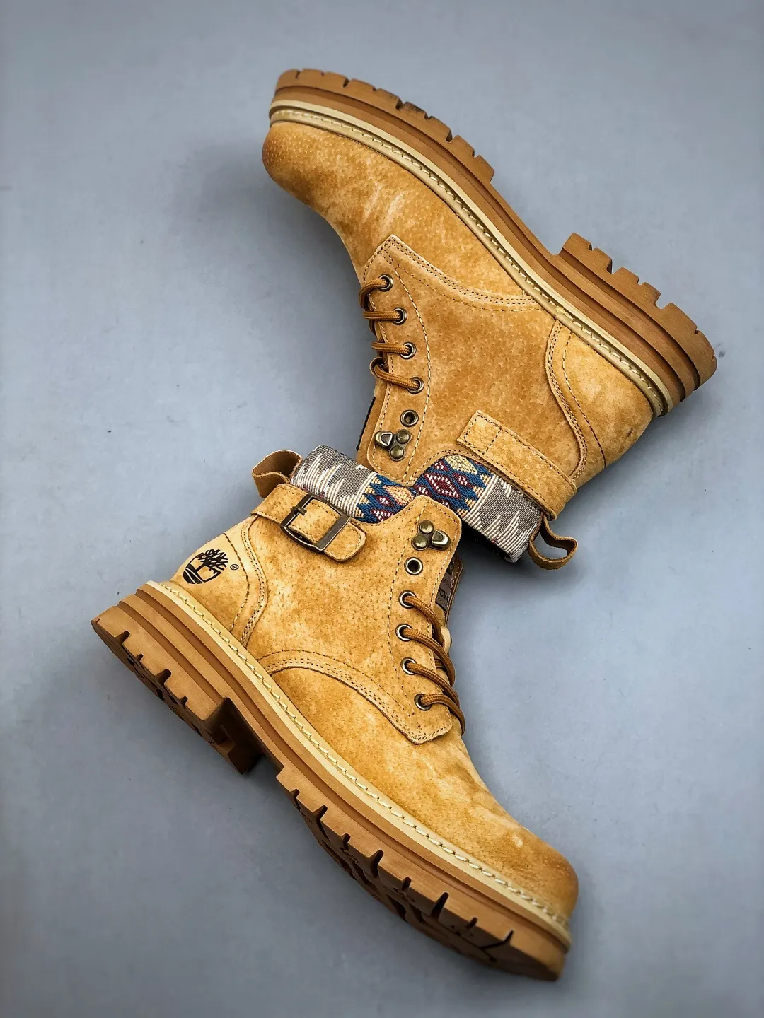 Local pickup 💰 520 supports store Timberland/Timberland classic 25ss new low-top (plus velvet) classic re-creation, brand new upgrade, Guangdong factory quality, original box and original packaging. The fabric is made of Italian 🇮🇹 top frosted mesh. It is paired with anti-odor and anti-corrosion genuine leather latex insoles to give you a perfect wearing experience. High-quality and durable, a must-have for sportsmen. Specially designed to handle handsomeness. High-quality and first-class foot feel. Exclusive supply Official item number: TB23066 Size: 39 40 41 42 43 44
